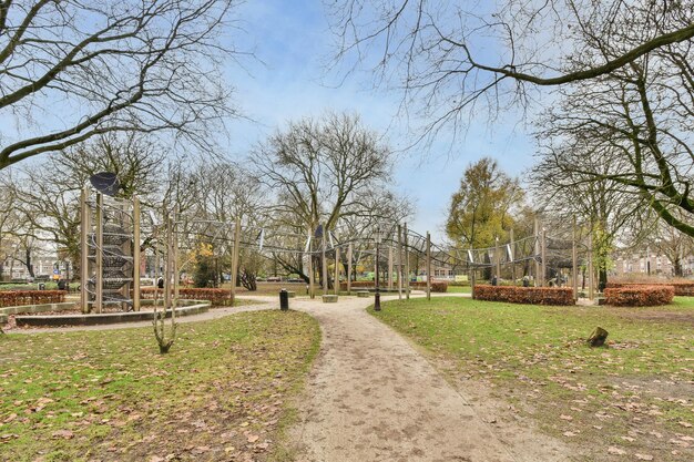 Ein Weg, der zu einem Spielplatz in einem Park führt