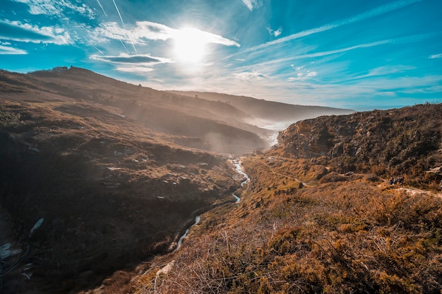 Ein Weg des Berges von Jaizkibel mit der Sonne in der Nähe von San Sebastian, Gipuzkoa. Spanien