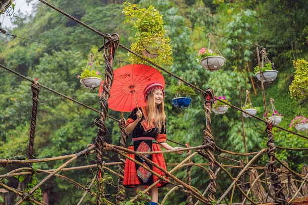 Ein weiblicher Tourist gekleidet in der traditionellen Kleidung der Bewohner der vietnamesischen Berge the