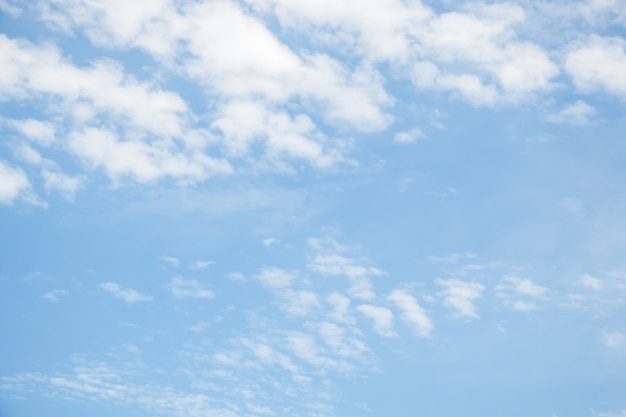 Ein weicher Wolkenhintergrund, blauer Himmel mit Wolke