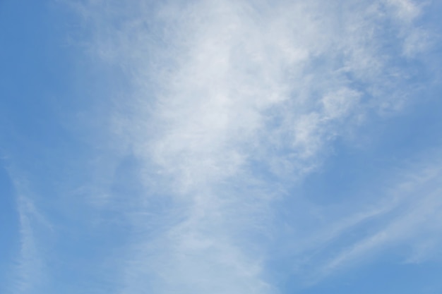 Ein weicher Wolkenhintergrund, blauer Himmel mit Wolke