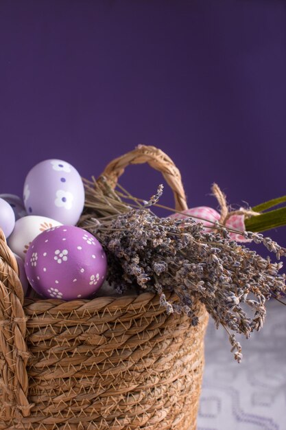 Ein Weidenkorb mit Ostereiern und Lavendelzweigen Osterkarte Provence