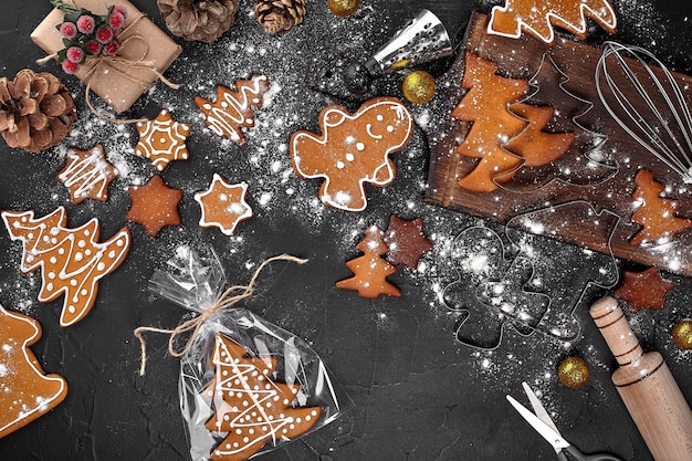 Ein weihnachtlicher Lebkuchen in Form eines Weihnachtsbaumes in einer Zellophanverpackung auf dem Hinter...