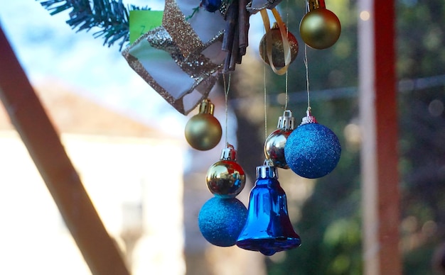 ein Weihnachtsbaum mit Ornamenten, die davon hängen