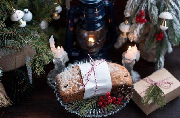 Ein Weihnachtscupcake auf dem Hintergrund eines Weihnachtsbaums mit Lichtern, der Mehlprodukte serviert