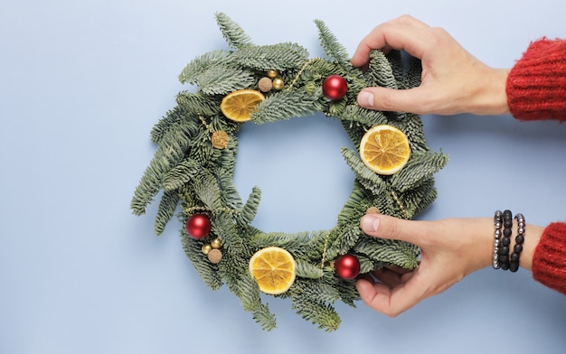 Ein Weihnachtskranz auf einer blauen Fläche Draufsicht