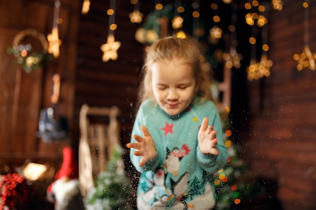 Ein Weihnachtsmärchen für ein kleines Mädchen. Unvergessliche Kindheitserinnerungen. Ein Mädchen wünscht sich in der Weihnachtsnacht einen Wunsch