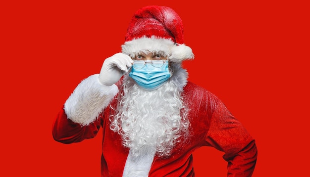 Ein Weihnachtsmann in einer Atemschutzmaske zu Weihnachten
