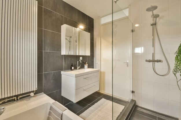 Ein weiß-schwarzes Badezimmer mit Dusche und Waschbecken