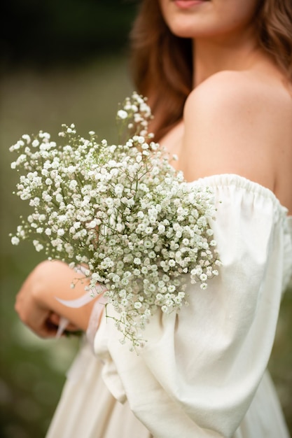 Ein weißer Blumenstrauß für die Braut