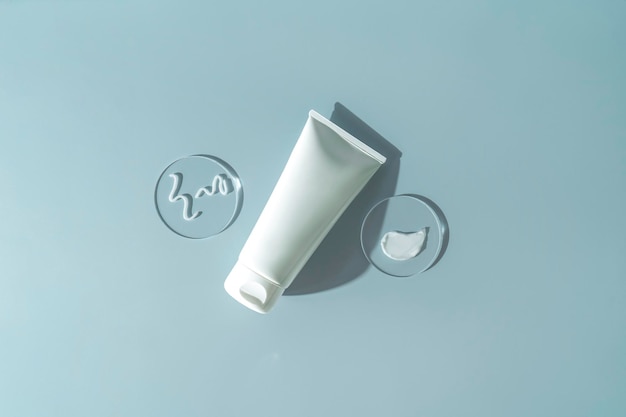 Ein weißer Fleck Gesichtscreme auf runden Podesten Kosmetologie- und Pharmakonzept