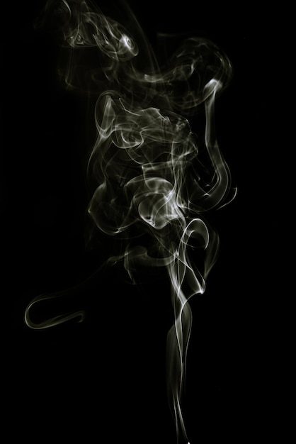 Ein weißer Rauchstrahl auf schwarzem Hintergrund