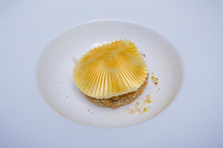 Foto ein weißer teller mit einem stück kuchen darauf