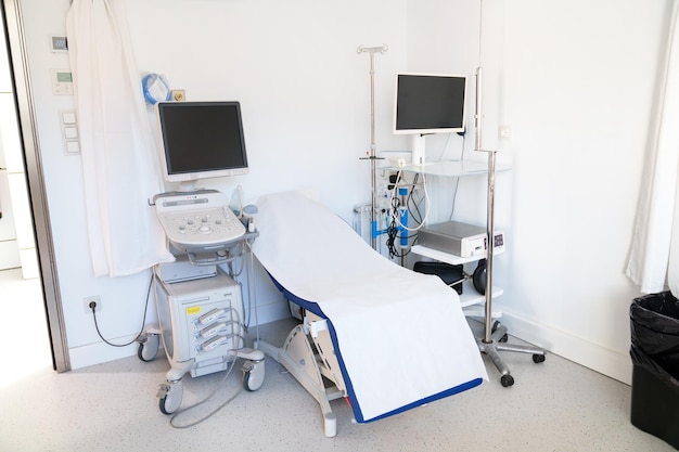 Ein weißer und steriler medizinischer Raum mit fortschrittlicher Ultraschalltechnologie