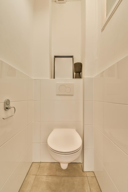 Ein weißes Badezimmer mit Toilette und Spiegel
