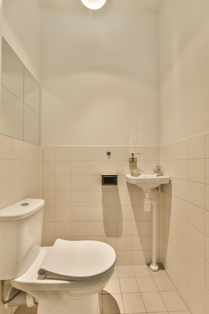 Ein weißes Badezimmer mit Toilette und Waschbecken