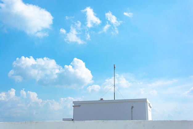 Foto ein weißes gebäude am himmel