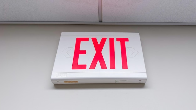 Ein weißes Kästchen mit dem Wort „exit“ darauf