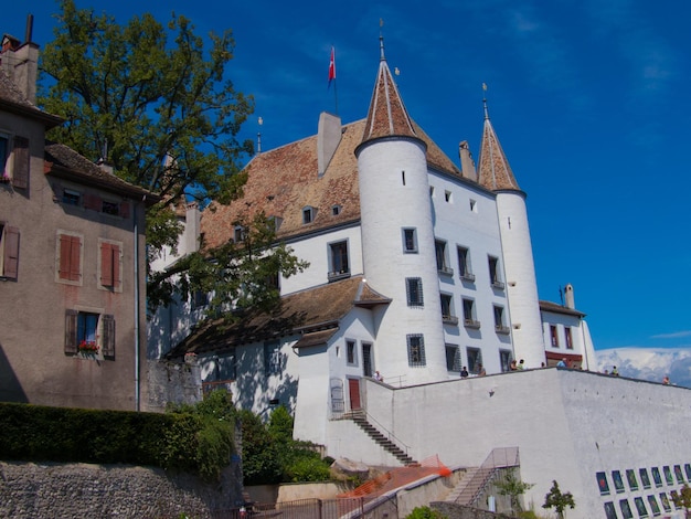Ein weißes Schloss mit einer roten Fahne an der Spitze