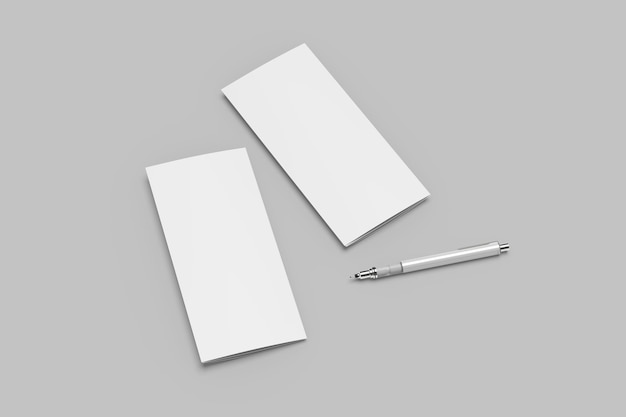 ein weißes Stück Papier neben einem Stift und einem Stift