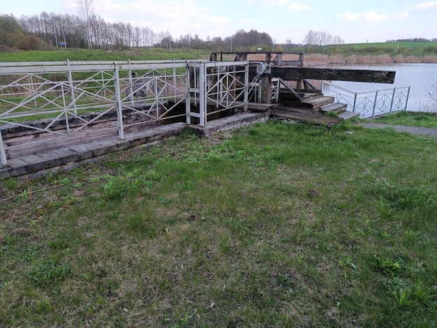 Ein weißes Tor auf dem Dock