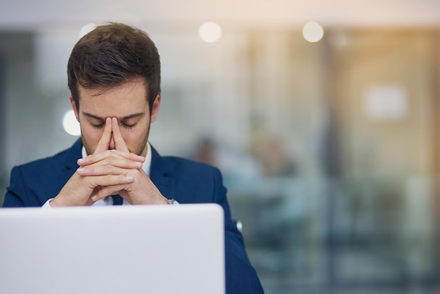 Ein wenig Druck verspüren Aufnahme eines jungen Geschäftsmannes, der gestresst aussieht, während er in seinem Büro arbeitet