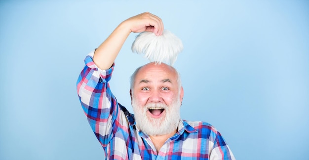 Ein wenig von der Spitze Großvater im Ruhestand Friseur und Friseur männlicher Mode älterer Mann mit grauem Bart reifer bärtiger Mann in weißer Perücke Haarausfall Konzept Gesundheitswesen glücklicher alter Opa