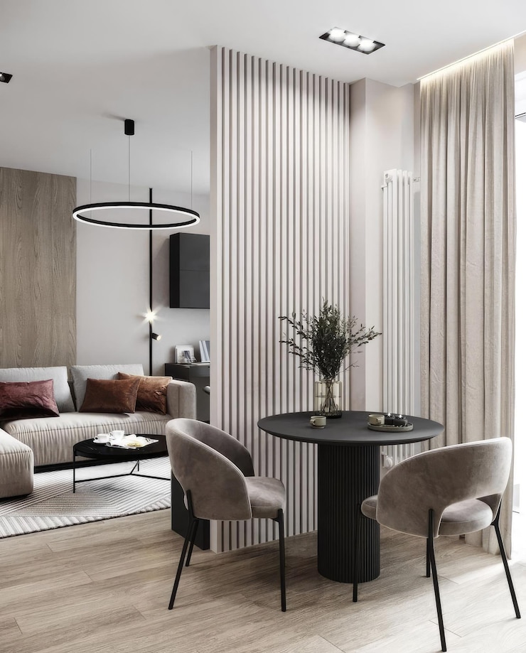 Foto ein wohnzimmer mit einem sofa, stühlen und einer lampe