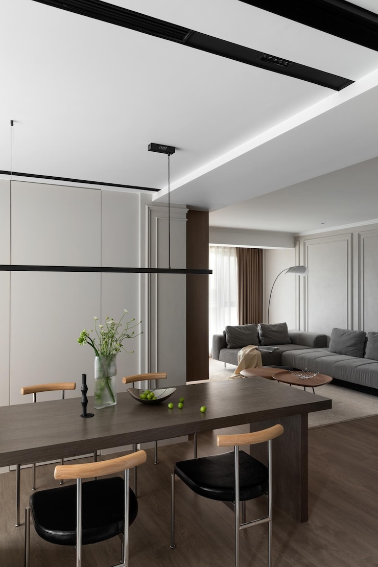 Foto ein wohnzimmer mit einer couch, einem tisch und einer lampe