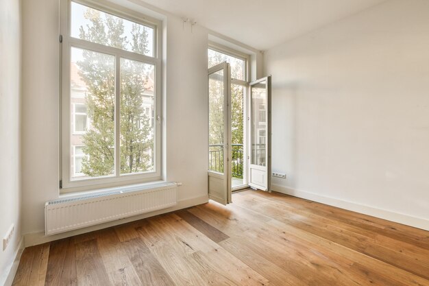 Foto ein wohnzimmer mit holzböden und großen fenstern