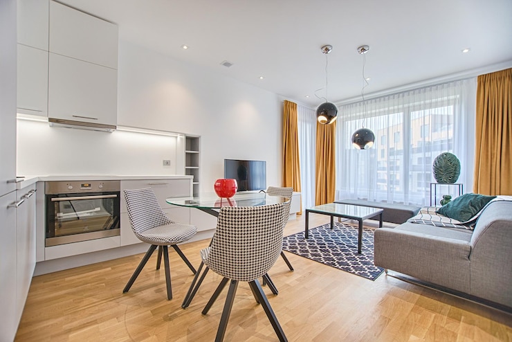 Foto ein wohnzimmer mit sofa, stühlen, tisch und fernseher