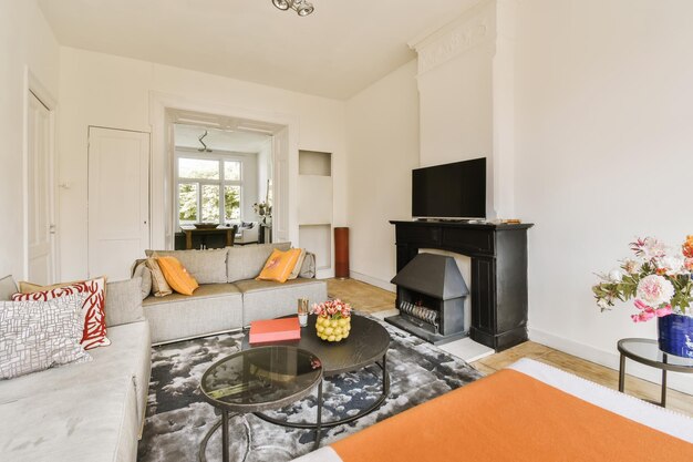 Foto ein wohnzimmer mit sofas und einem kamin in der mitte des raumes ist ein orangefarbener teppich auf dem boden