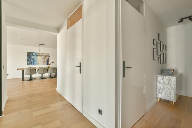 Ein Wohnzimmer mit weißen Wänden und Holzboden