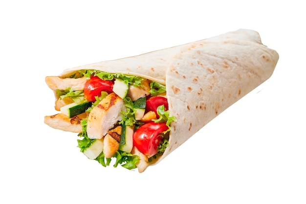 Ein Wrap mit Hühnchen, Gurke, Tomaten, Gurke und Gurke.