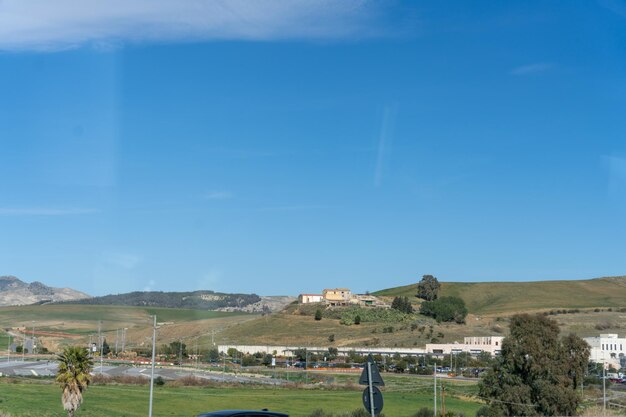 Ein wunderschöner blauer Himmel mit ein paar Wolken und einer kleinen Stadt im Hintergrund