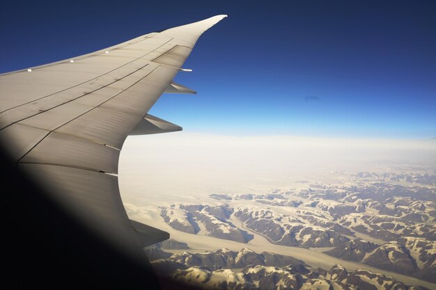 Ein wunderschöner Blick auf Grönland aus dem Flugzeugfenster Gletscher und Schnee aus der Vogelperspektive