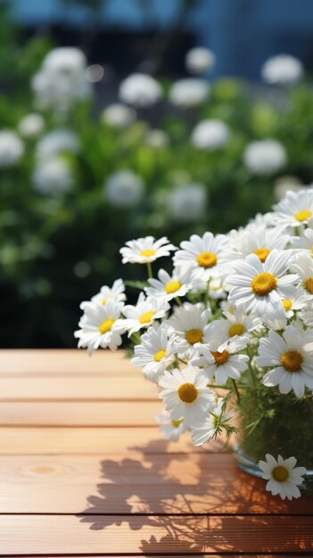 Ein wunderschöner Blumenstrauß weißer Gänseblümchen auf einem Holztisch