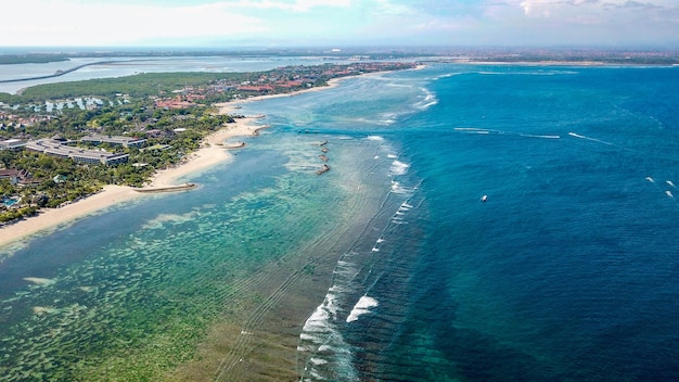 Ein wunderschöner Drohnenblick auf den Strand von Nusa Dua in Bali Indonesien