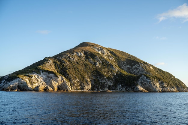 ein wunderschöner Felsberg über dem Ozean in einem Nationalpark in Australien