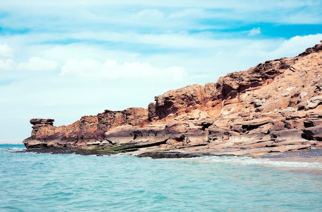 Foto ein wunderschöner felsen mitten im tosenden meer