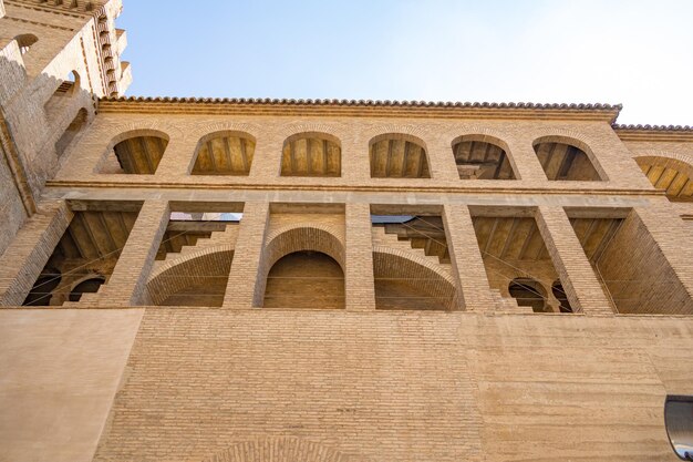 ein wunderschöner historischer Palast Aljaferia in Zaragoza, Spanien, an einem warmen, sonnigen Tag