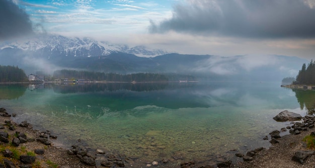 Ein wunderschöner Panoramablick auf den beliebten Alpsee