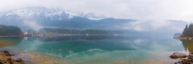 Ein wunderschöner Panoramablick auf den beliebten Alpsee