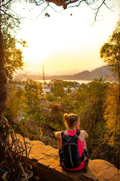 Ein wunderschöner Panoramablick auf die Stadt Vang Vieng in Laos