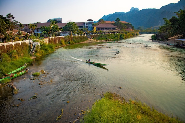 Ein wunderschöner Panoramablick auf die Stadt Vang Vieng in Laos