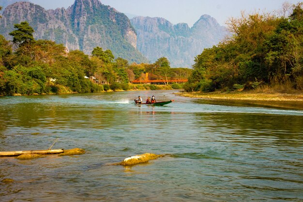 Ein wunderschöner Panoramablick auf die Stadt Vang Vieng in Laos