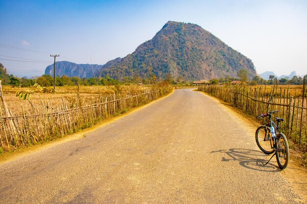 Ein wunderschöner Panoramablick auf die Stadt Vang Vieng in Laos