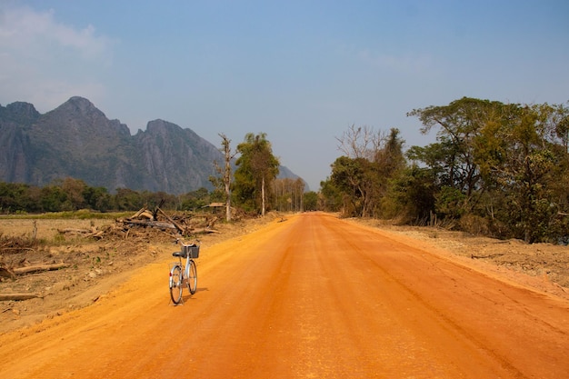 Ein wunderschöner Panoramablick auf Vang Vieng in Laos