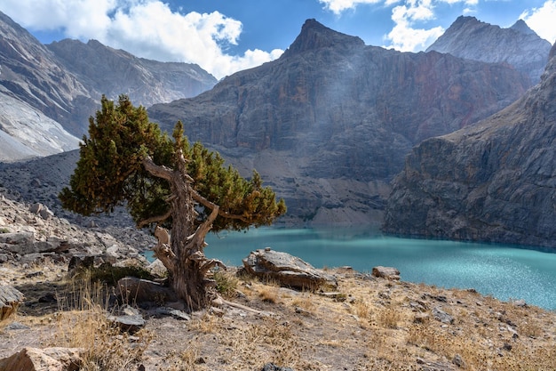 Ein wunderschöner See in den Bergen des Tadschikistans Fan Mountains