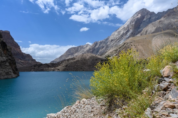 Foto ein wunderschöner see in den bergen tadschikistans